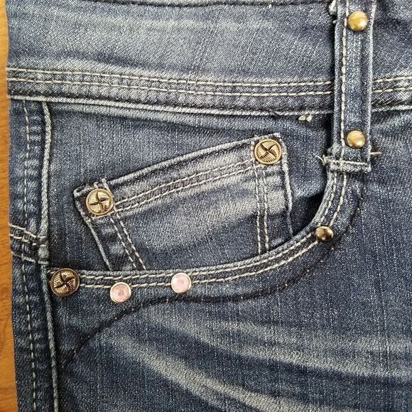 Liuce's size 7 blue jeans. Has whiskers  on front and back under knee. Embellish - Picture 4 of 9